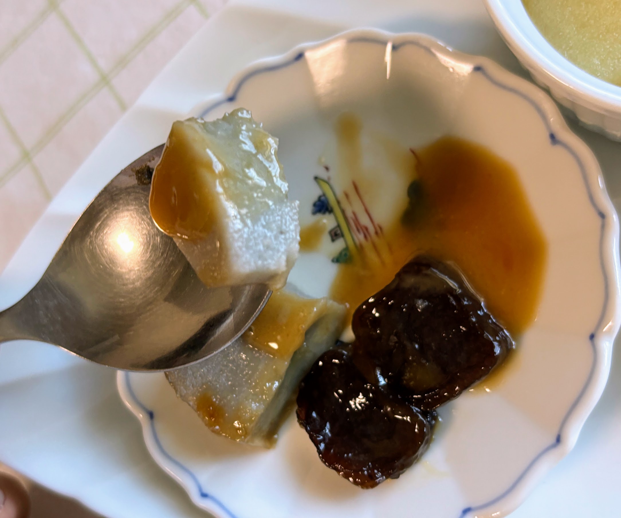 （副菜）ごぼうのピリ辛炒めの「ごぼうのムース」をスプーンですくっている写真