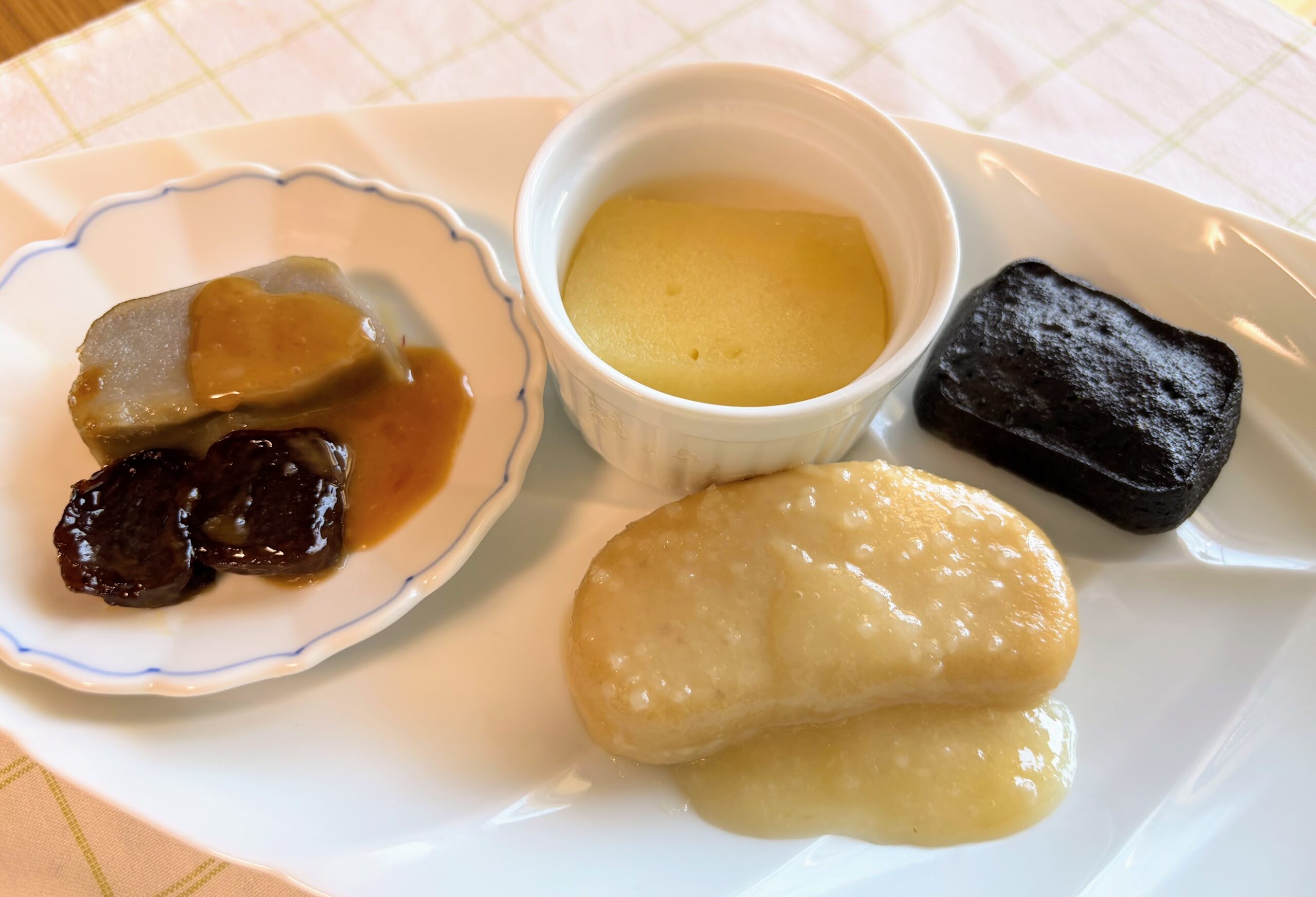 冷凍宅配ムース食の「豚肉の塩レモン漬け焼きセット」をレンジで温め、さらに、お気に入りの白いお皿にきれいに盛り付けた写真。