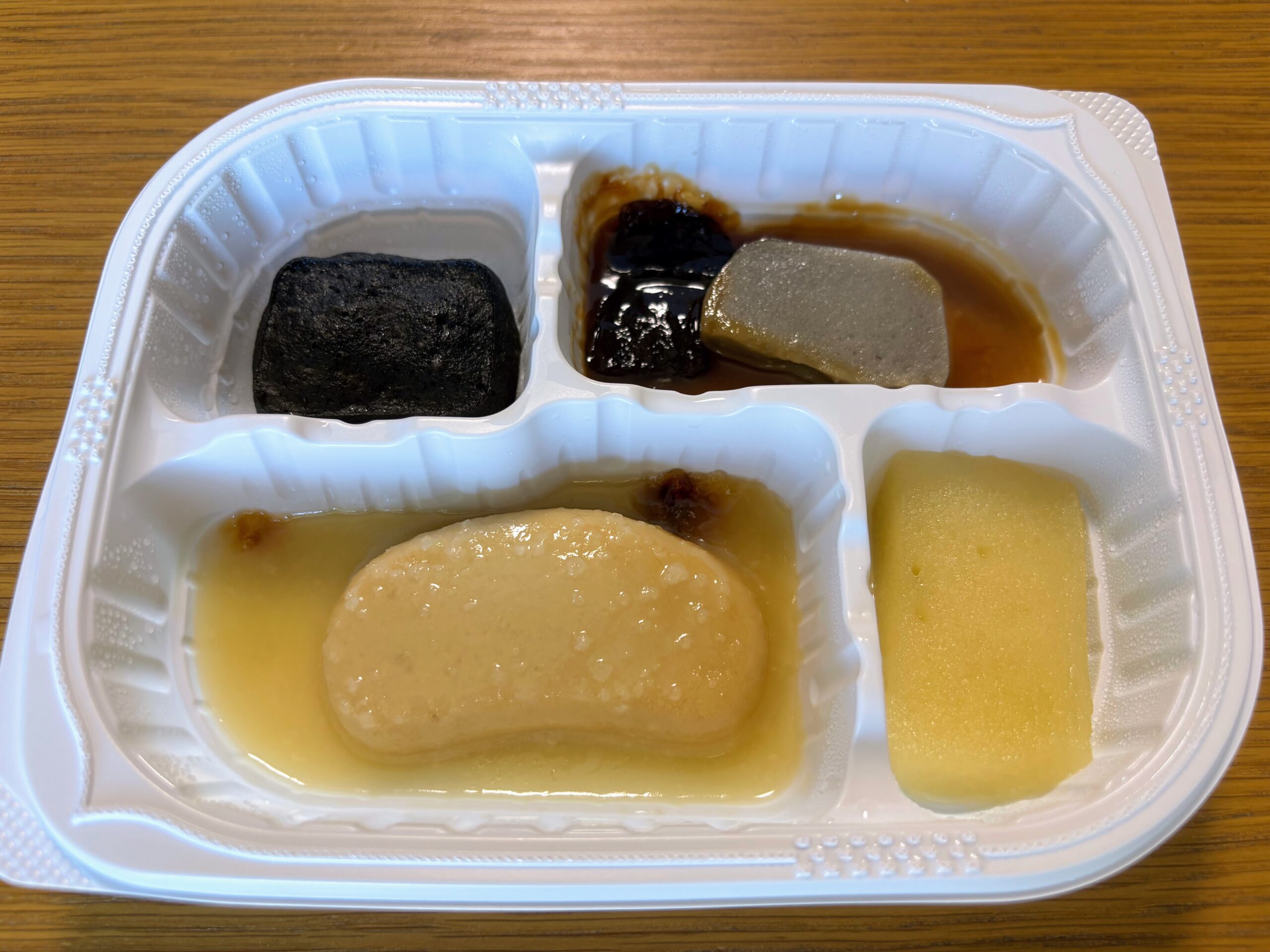 冷凍宅配ムース食の「豚肉の塩レモン漬け焼きセット」をレンジで温めてフタを外した写真。