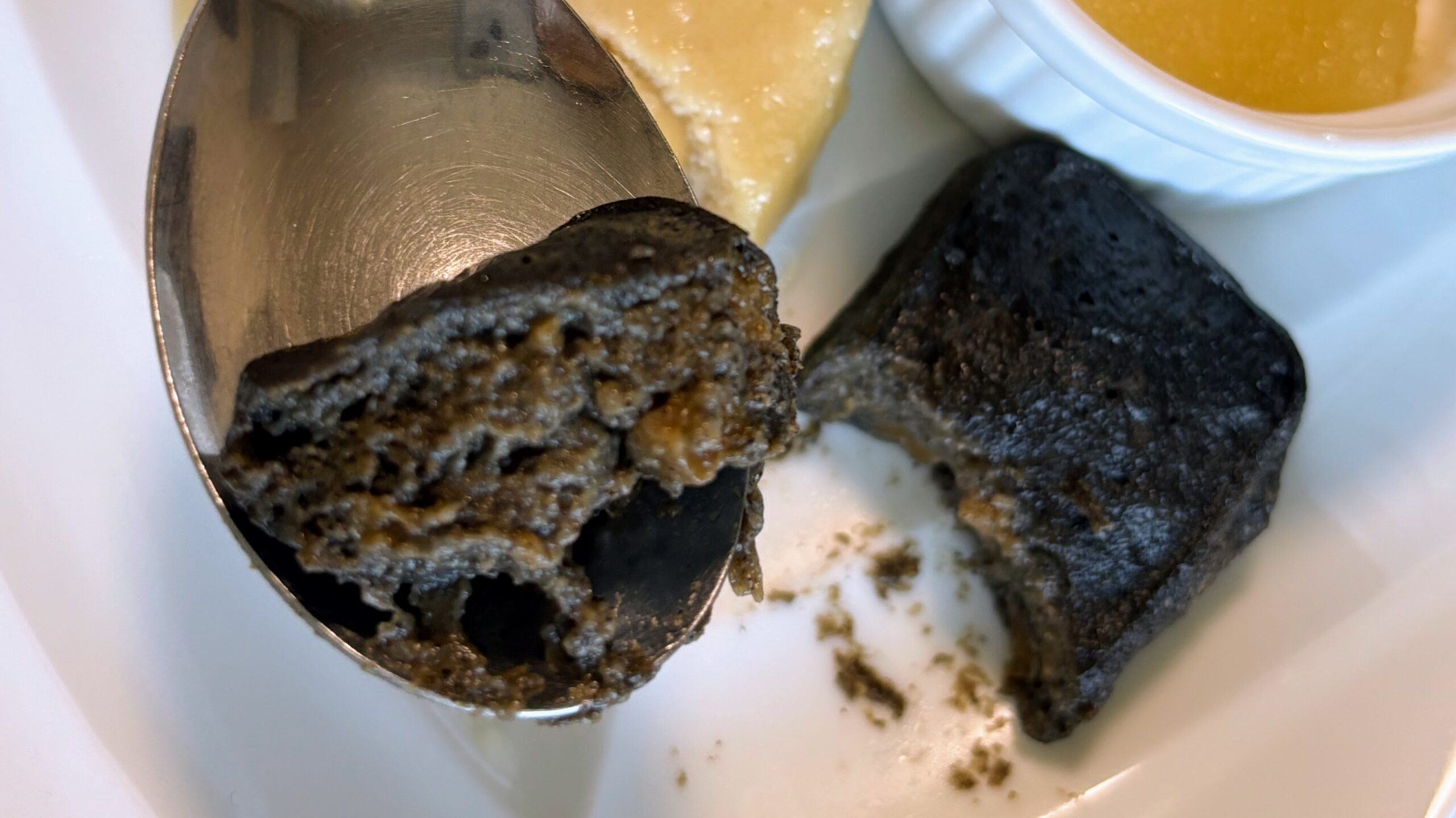 （副菜）ひじきの煮物をスプーンですくっている写真