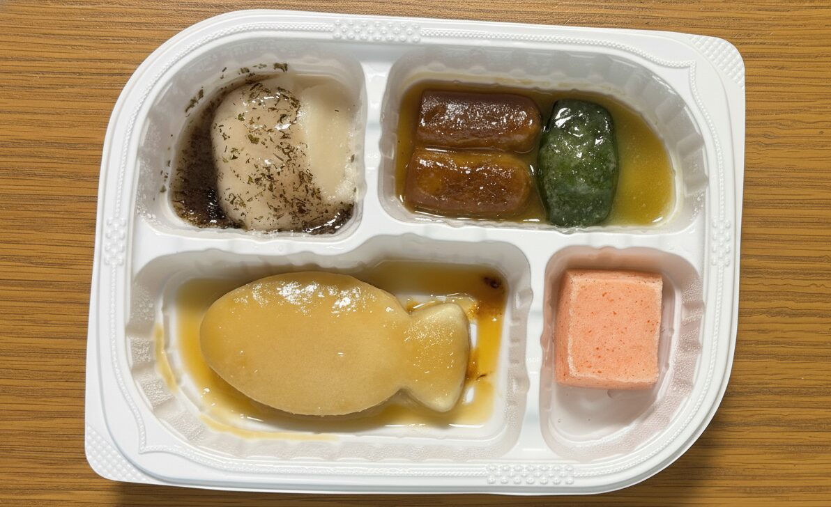 ウェルネスダイニングのムースやわらか宅配食「さわらの西京焼きセット」のお弁当写真。主菜と3種類の副菜が入った冷凍ムース食。