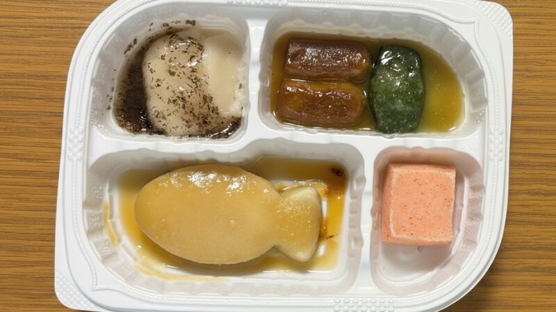 ウェルネスダイニング「ムースやわらか食」をレンジで温めて、フタを外した写真。