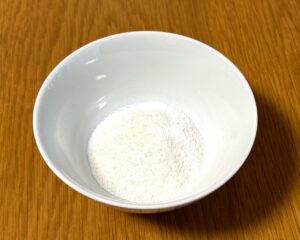 お茶碗に入れた宮源のお粥ゼリーの粉末20g