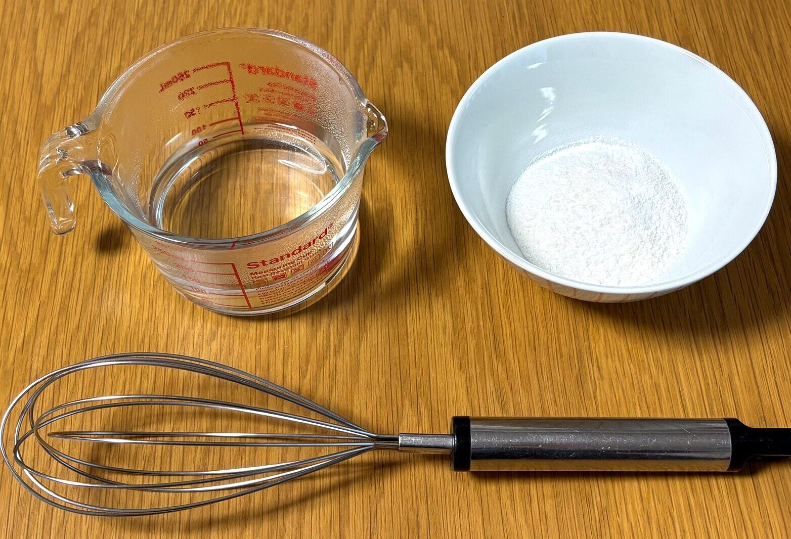 宮源のお粥ゼリーを作る材料と道具（泡立て器・計量カップ・粉末）