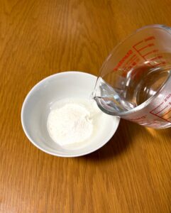 お茶碗に熱湯100mlを注いでいるところ