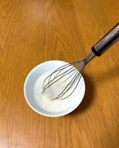 泡立て器で30秒混ぜているところ