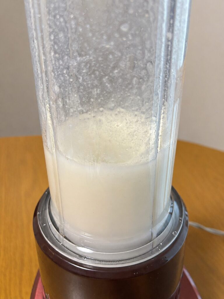 ミキサーゲルを入れてミキサーで撹拌している写真。