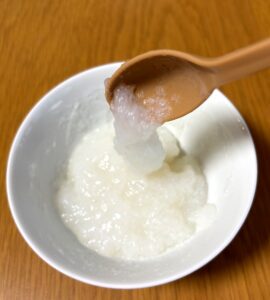 スプーンですくった宮源のお粥ゼリーの全体写真