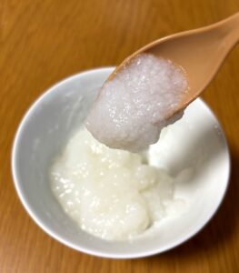 スプーンですくった宮源のお粥ゼリーのアップ写真