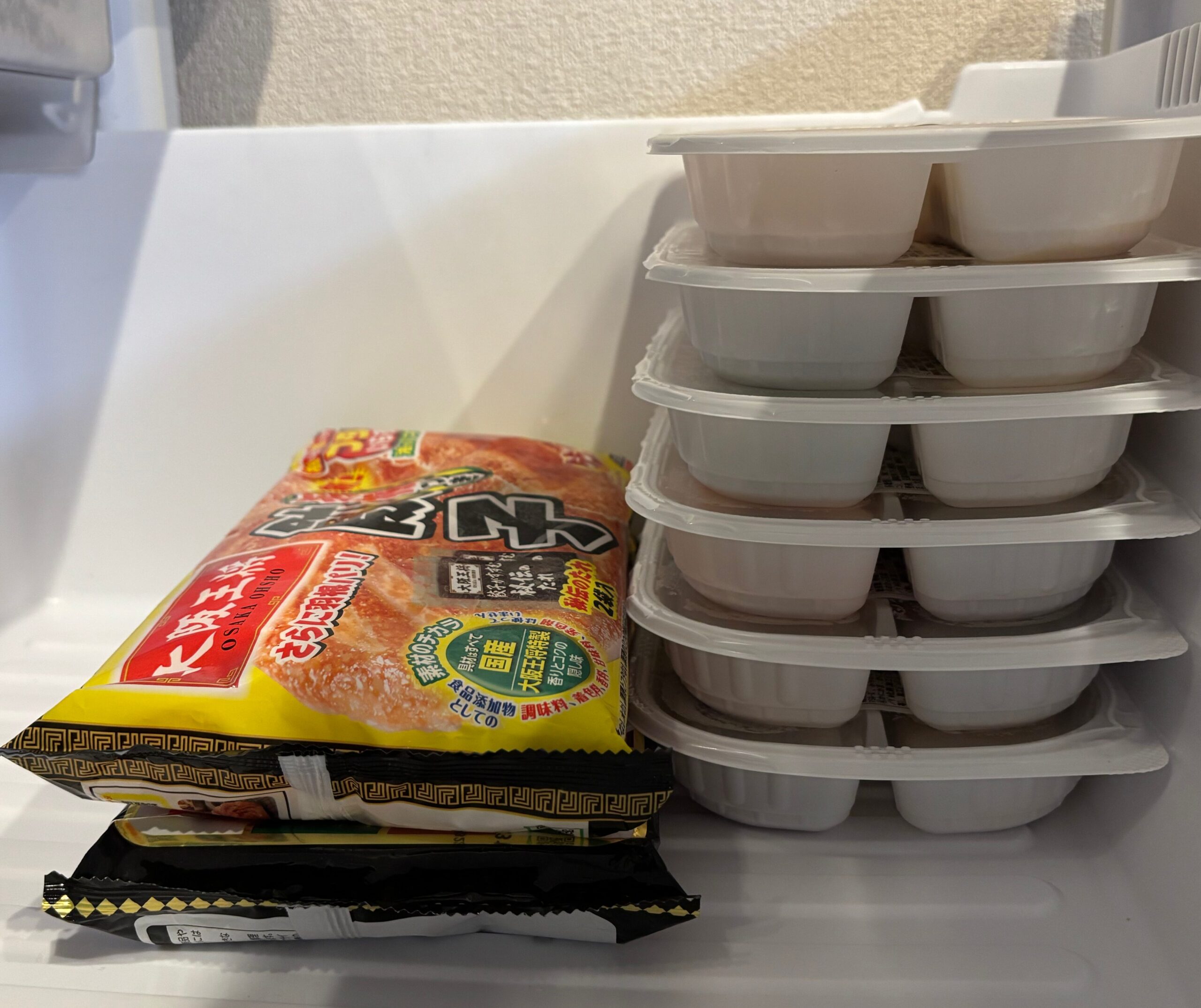 ウェルネスダイニングのムース食と冷凍餃子を並べてサイズを比較した写真