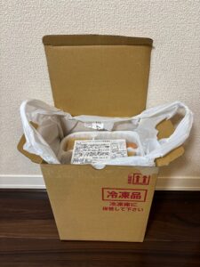 ウェルネスダイニング ムースやわらか宅配食の段ボールを開封した写真