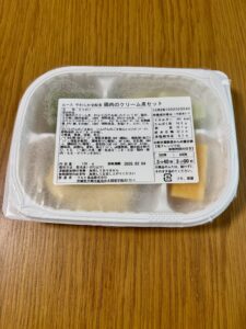 ウェルネスダイニングの「ムースやわらか宅配食」の宅配後すぐの写真。凍った状態。