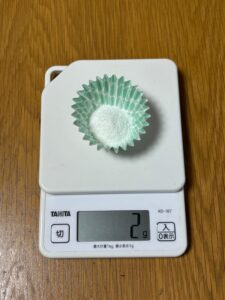 キッチンスケールでミキサーゲル2gを量っているところ