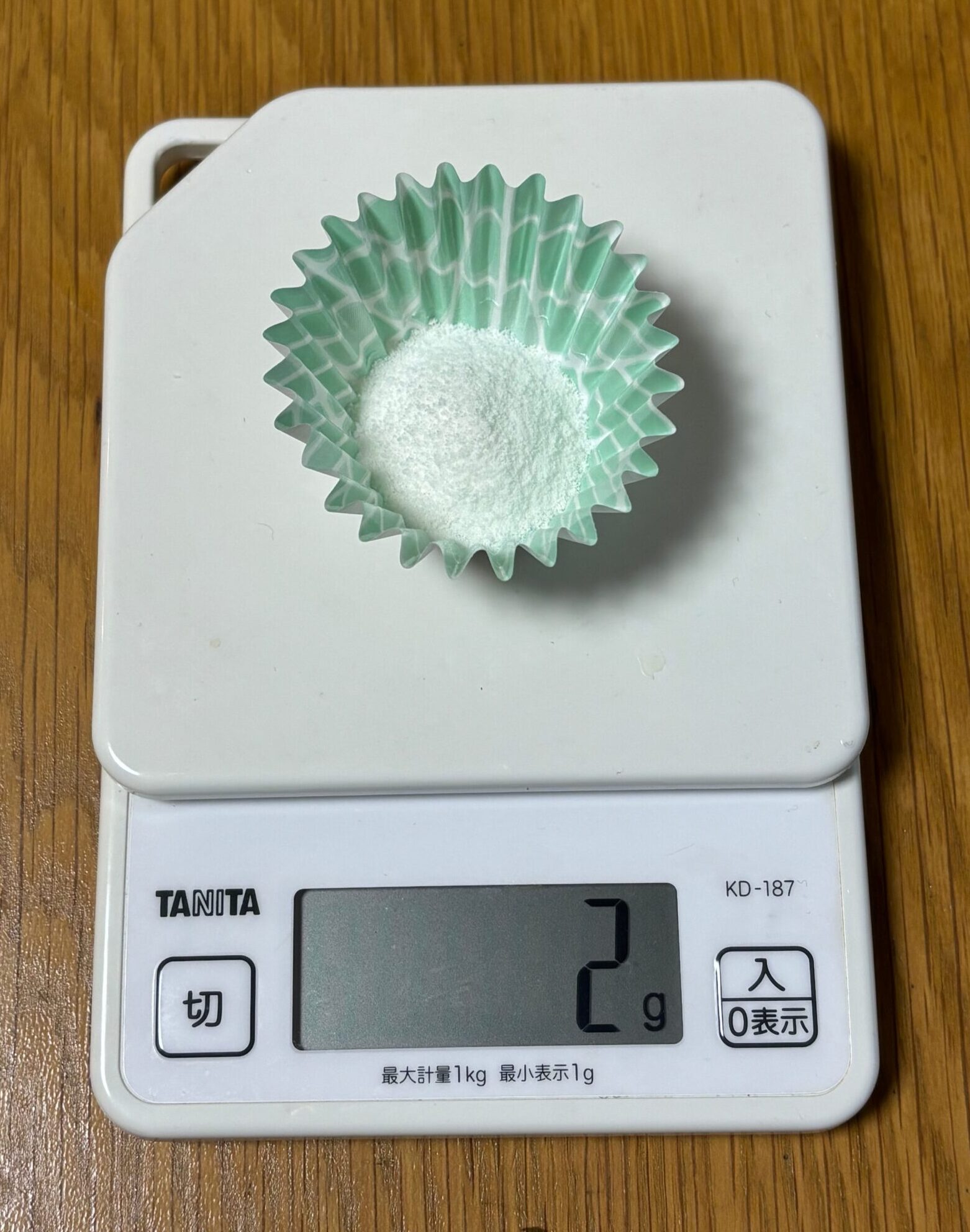 キッチンスケールでミキサーゲル2gを量っているところ