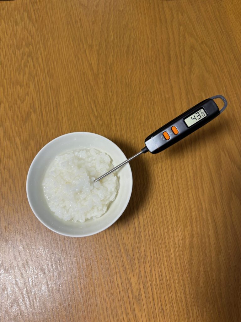 全粥の温度を測っているところ。温度計は43度を表示している。