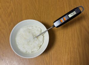 全粥の温度を測っているところ。温度計は43度を表示している。