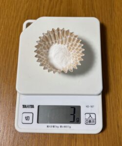 キッチンスケールで酵素パウダー3gを量っているところ