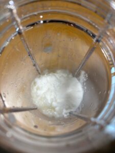 ミキサーに全粥と酵素パウダーをいれたところ