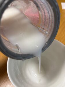 全粥に酵素パウダーを入れて、ミキサーで30 秒回したあとの写真。全粥がサラサラの液体（液状化）している様子。