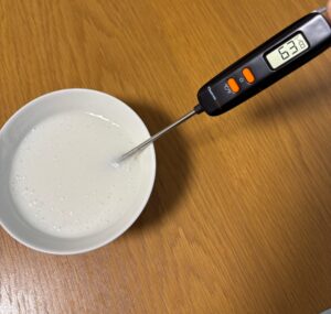 温度計で63℃を確認している写真