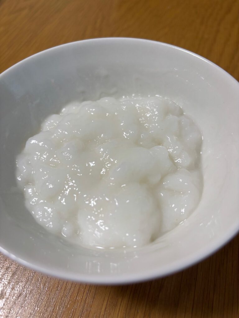 宮源のミキサーゲルと酵素パウダーで作った粥ゼリー。色は粥の白さで、つるんとしたゼリー状になっている。