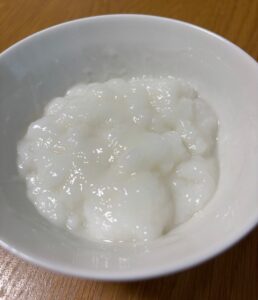 宮源の「ミキサーゲル」と「酵素パウダー」で作った粥ゼリー。色は粥の白さで、つるんとしたゼリー状になっている。