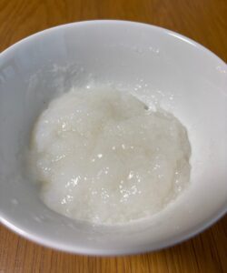 宮源の「粥ゼリーの素　宮源のお粥」で作ったお粥ゼリー。色は白くて少し透明感がある。ぷるんとしたゼリー状。