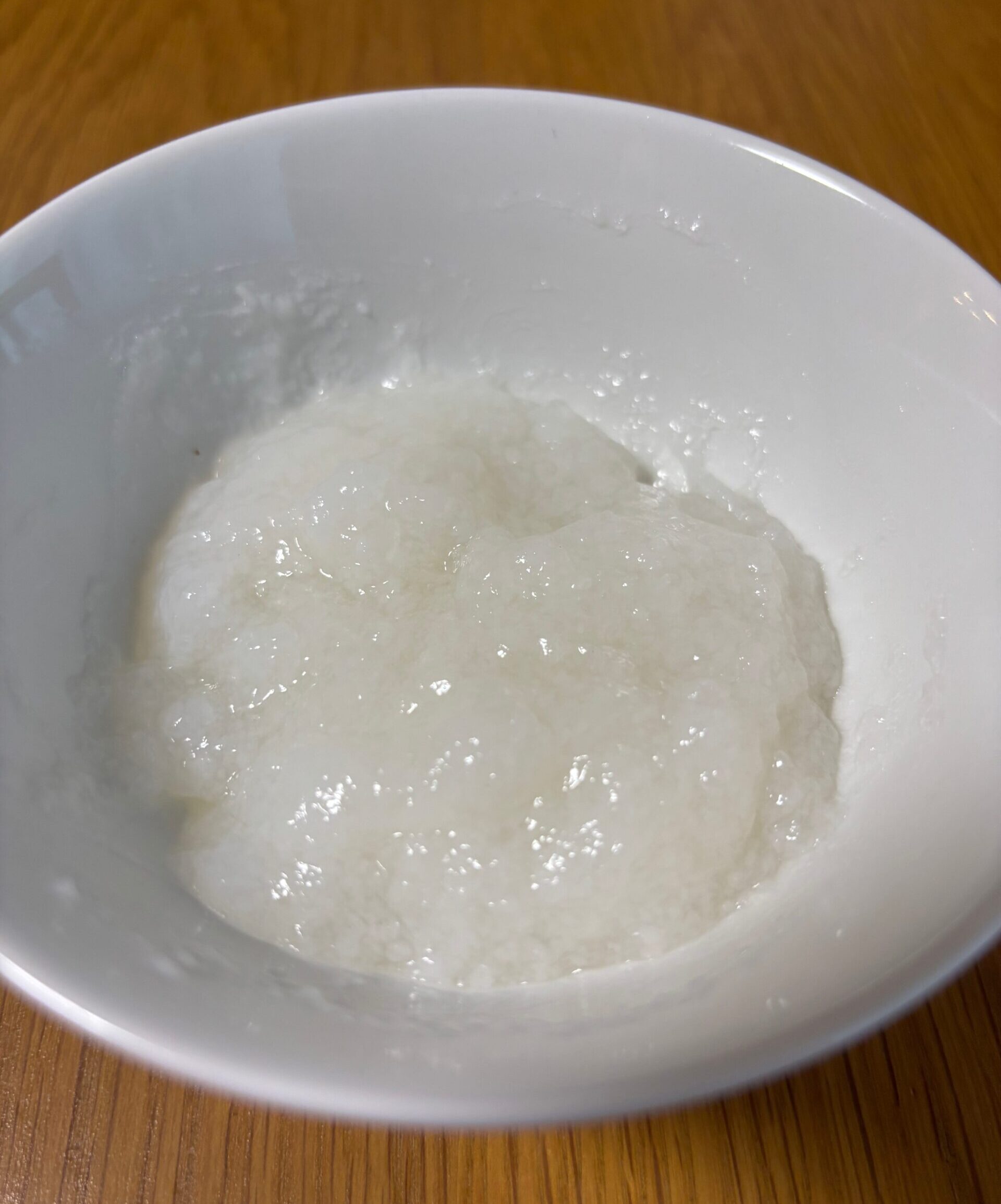 宮源の粥ゼリーの素　宮源のお粥で作ったお粥ゼリー。色は白くて少し透明感がある。ぷるんとしたゼリー状。