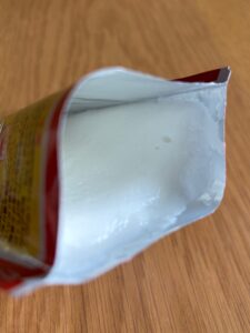 エバースマイル「まるでふっくら粒なしごはん」を開封した直後の状態。白くてプルンとしたムース状のごはんが見える