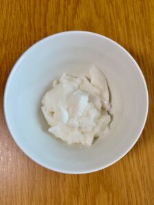 エバースマイル「まるでふっくら粒なしごはん」をお茶碗に盛り付けた真上からの写真。白くて艶があり粒のないなめらかな状態