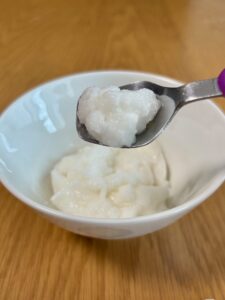 エバースマイル「まるでふっくら粒なしごはん」をスプーンですくったところ。ふわっとしたまとまりのある食感がわかる