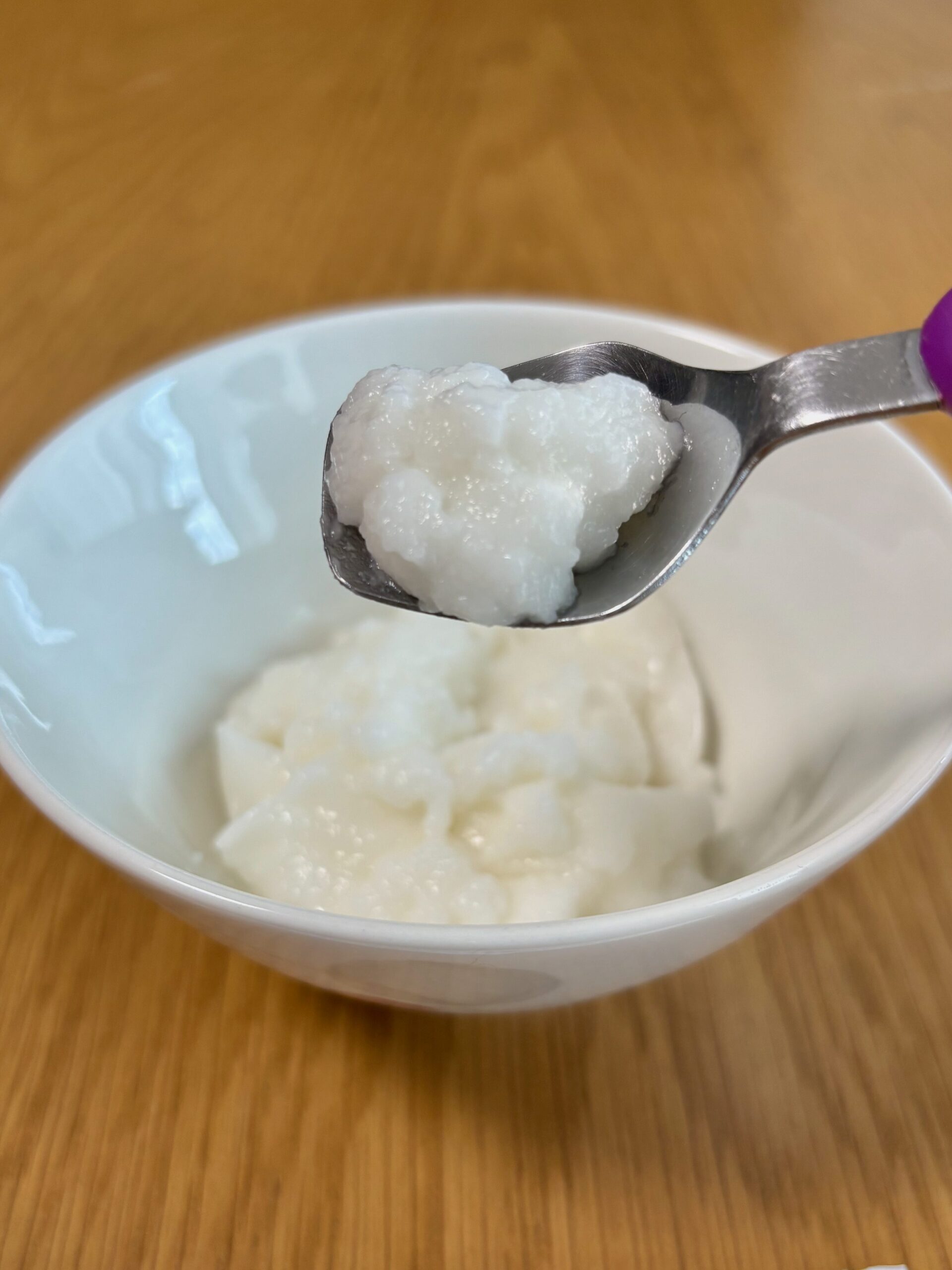 エバースマイル「ふっくら粒なしごはん」をスプーンですくったところ。ふわっとしたまとまりのある食感がわかる