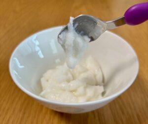 エバースマイル「まるでふっくら粒なしごはん」をのせたスプーンを傾けたところ。約5秒後にゆっくりと落ちる様子