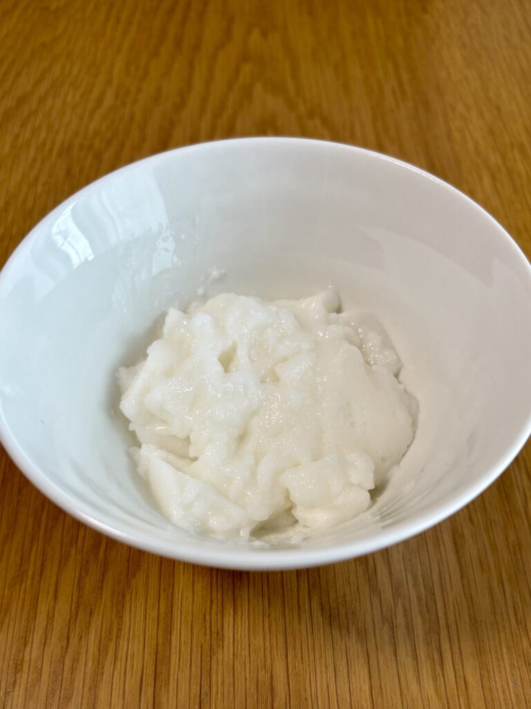 レンジで温めたエバースマイル「ふっくら粒なしごはん」をお茶碗に盛り付けた写真。温めるとよりふんわりとした食感になる