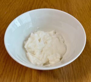 レンジで温めたエバースマイル「まるでふっくら粒なしごはん」をお茶碗に盛り付けた写真。温めるとよりふんわりとした食感になる