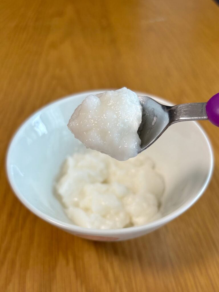 レンジで温めたエバースマイル「ふっくら粒なしごはん」をスプーンですくったところ。常温より強いまとまり感がわかる