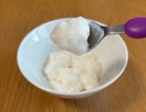 レンジで温めたエバースマイル「まるでふっくら粒なしごはん」をスプーンですくったところ。常温より強いまとまり感がわかる