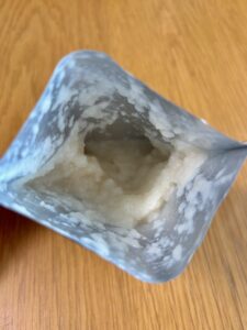 アサヒ「なめらかごはん」を開封した直後の状態。少しつぶつぶが残ったごはんが見える。