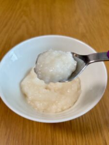 アサヒ「なめらかごはん」をスプーンですくったところ。もったりとしたまとまりのある食感がわかる