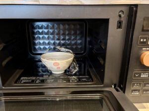 アサヒ「なめらかごはん」を電子レンジで温めているところ。