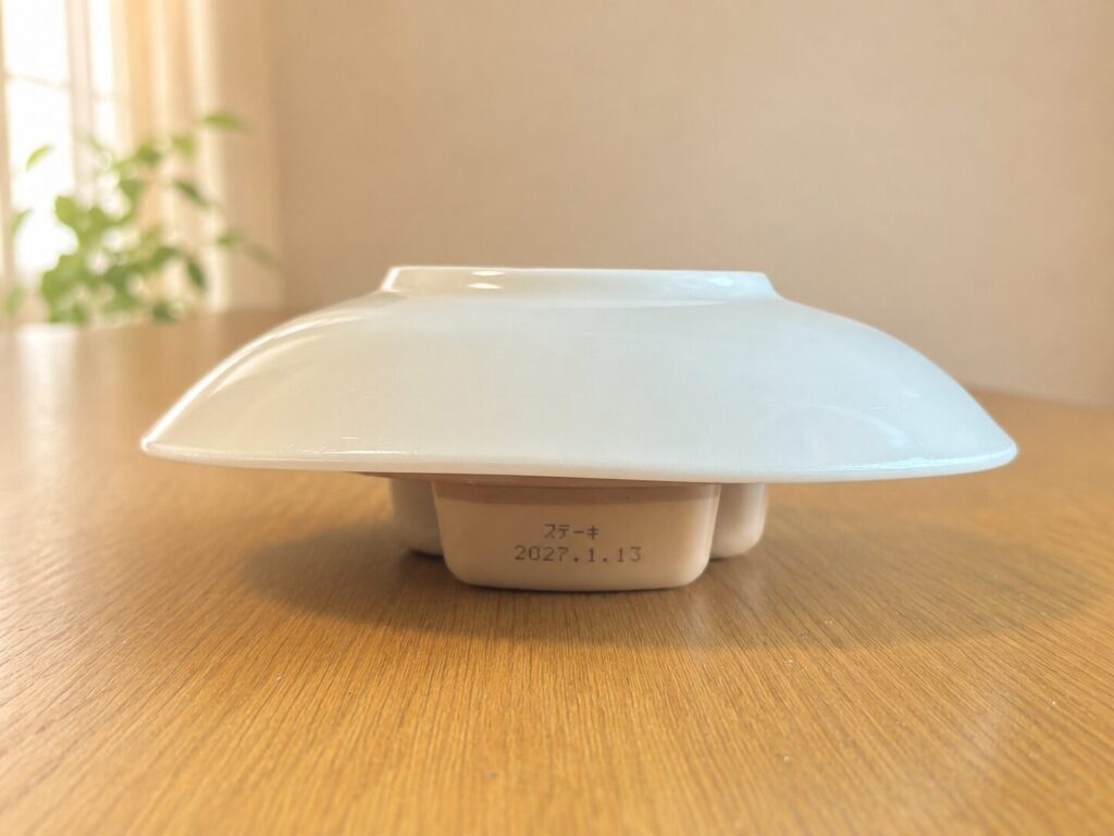 エバースマイル ビーフステーキの容器にお皿をかぶせている写真