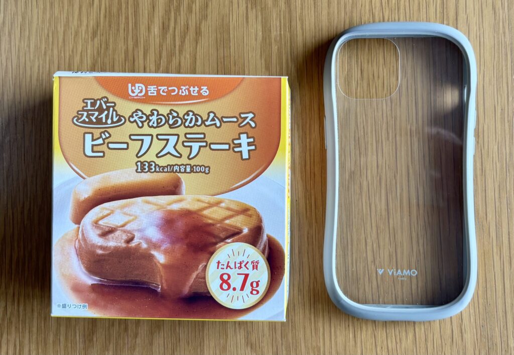 エバースマイル ビーフステーキをスマホと並べたサイズ感の写真