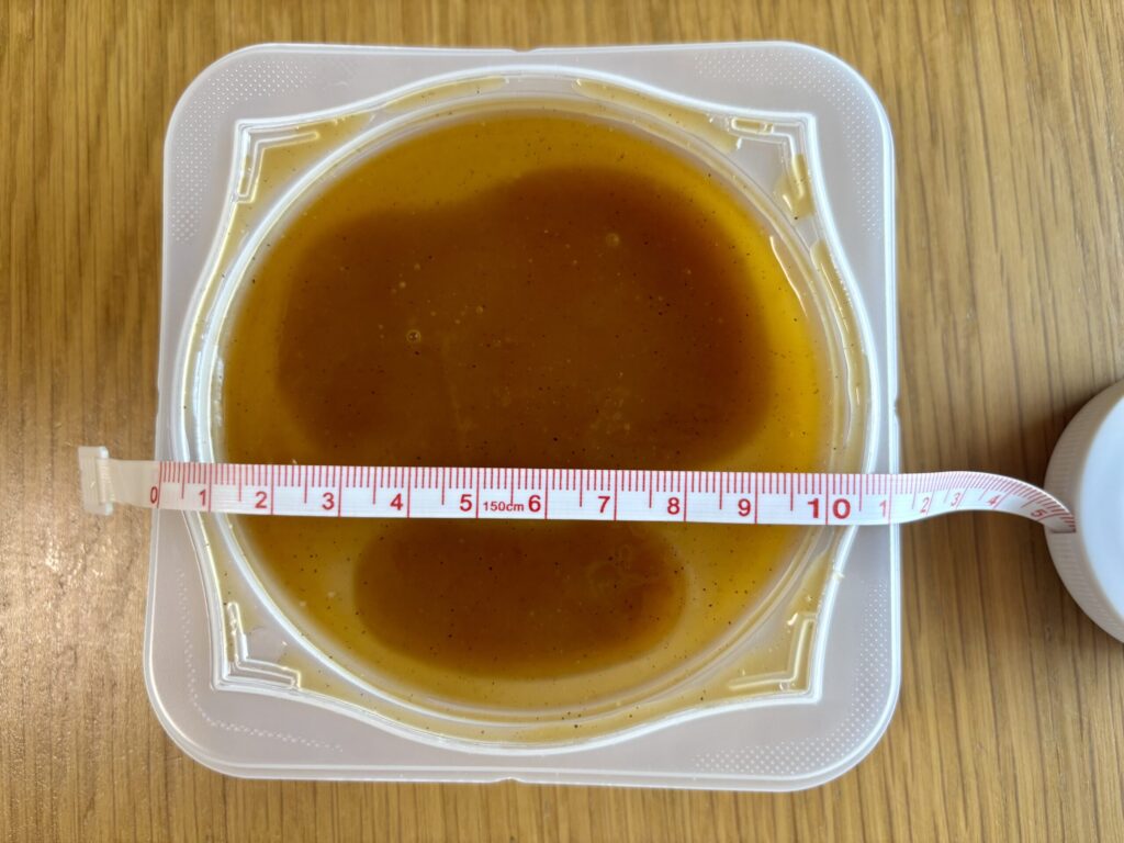 メジャーでエバースマイル ビーフステーキの直径を測っている写真。直径約11cm。