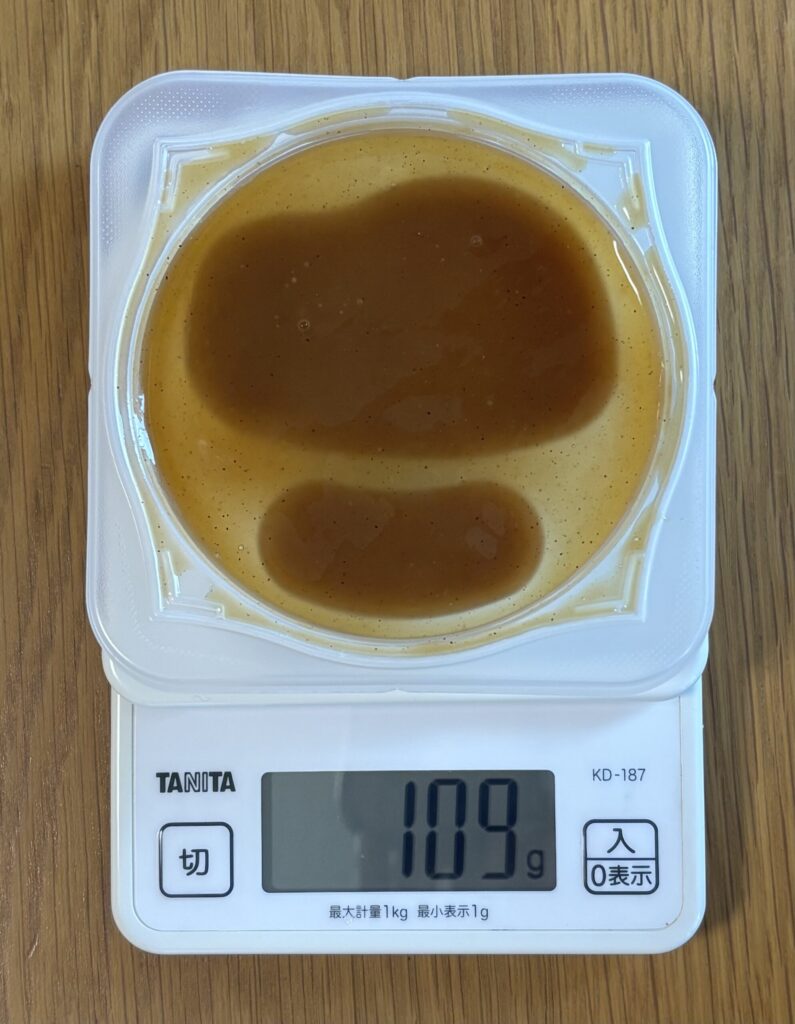 エバースマイル ビーフステーキをキッチンスケールにのせた写真。重さは109g（容器込み）。