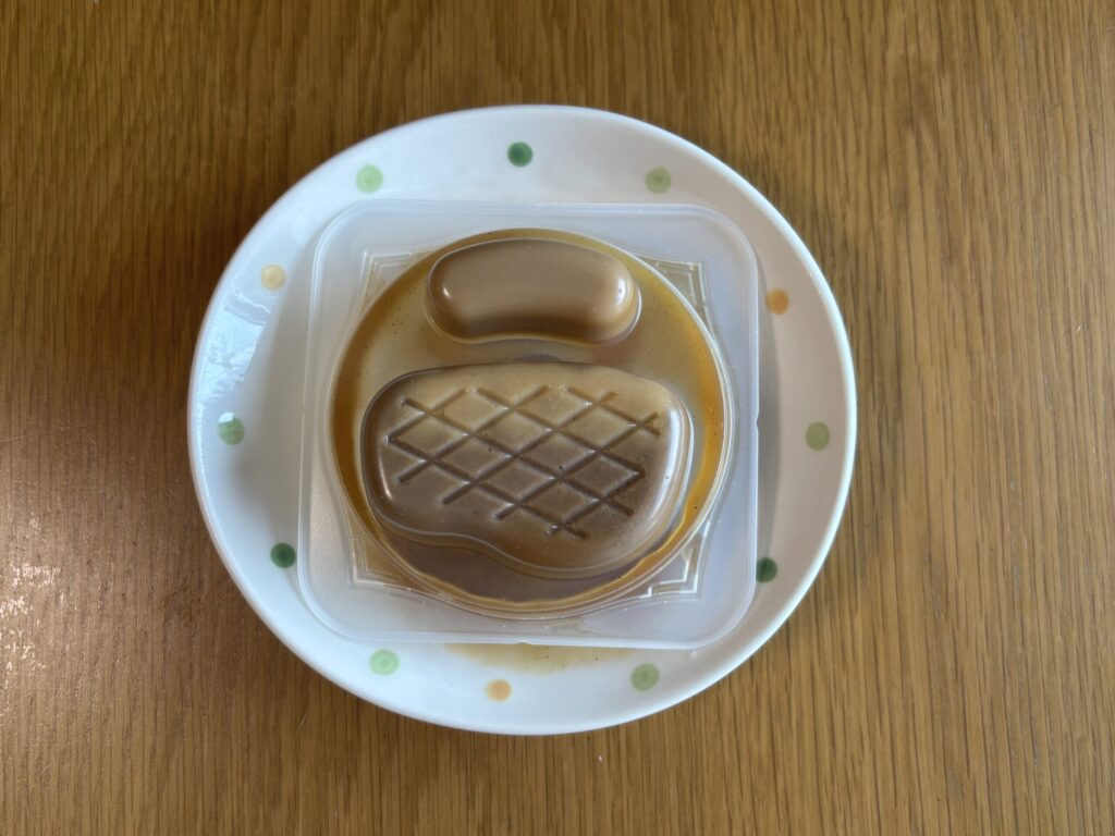 ひっくり返した状態のエバースマイル ビーフステーキの容器