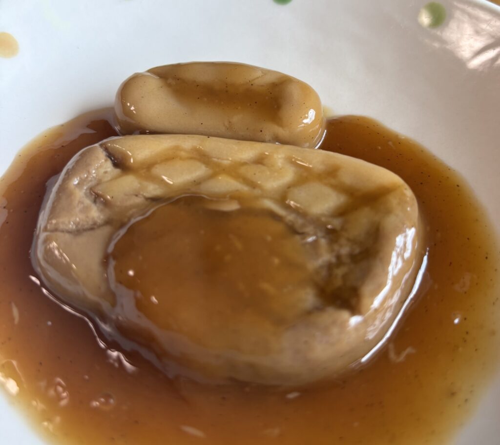 エバースマイル ビーフステーキをきれいなお皿に盛り付けてソースをかけた完成写真