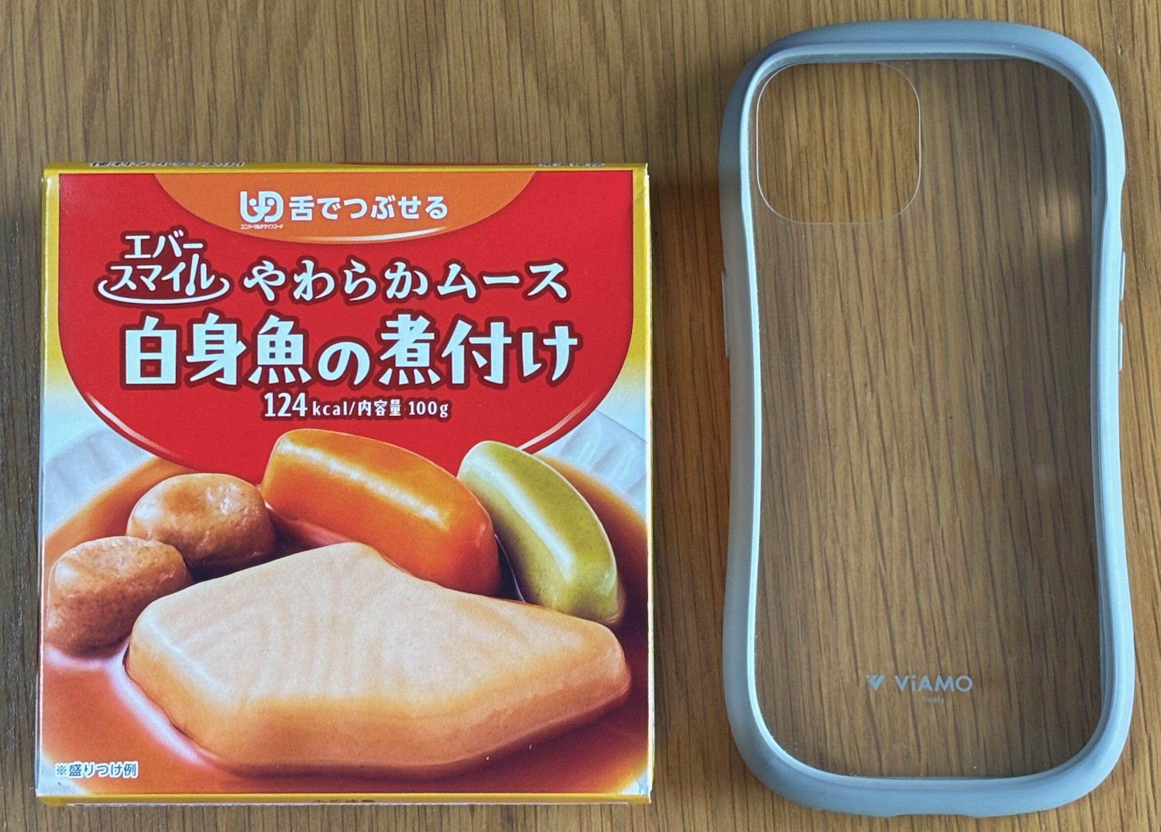 エバースマイル 白身魚の煮つけをスマホケースと並べたサイズ感の写真