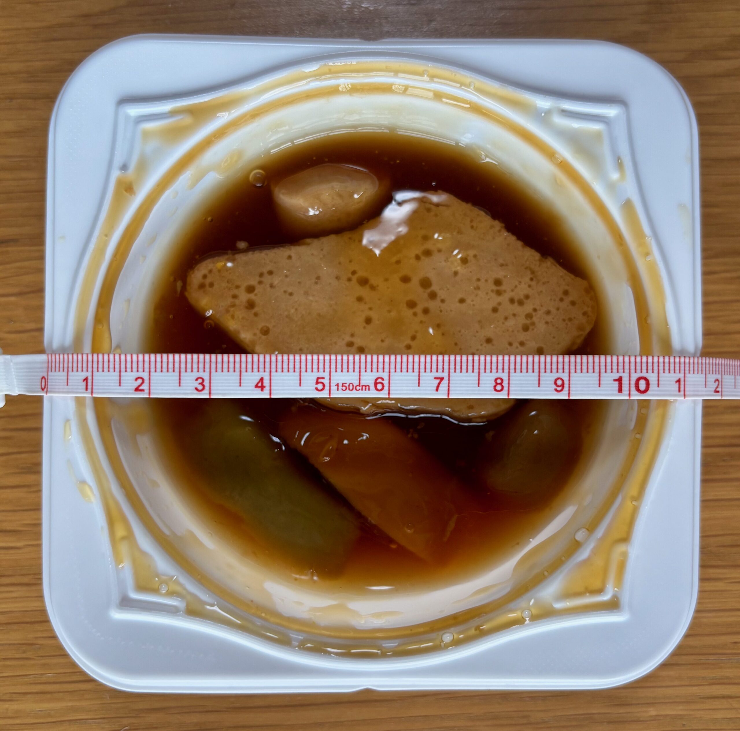 メジャーでエバースマイル 白身魚の煮つけの直径を測っている写真。直径は11.5cm。