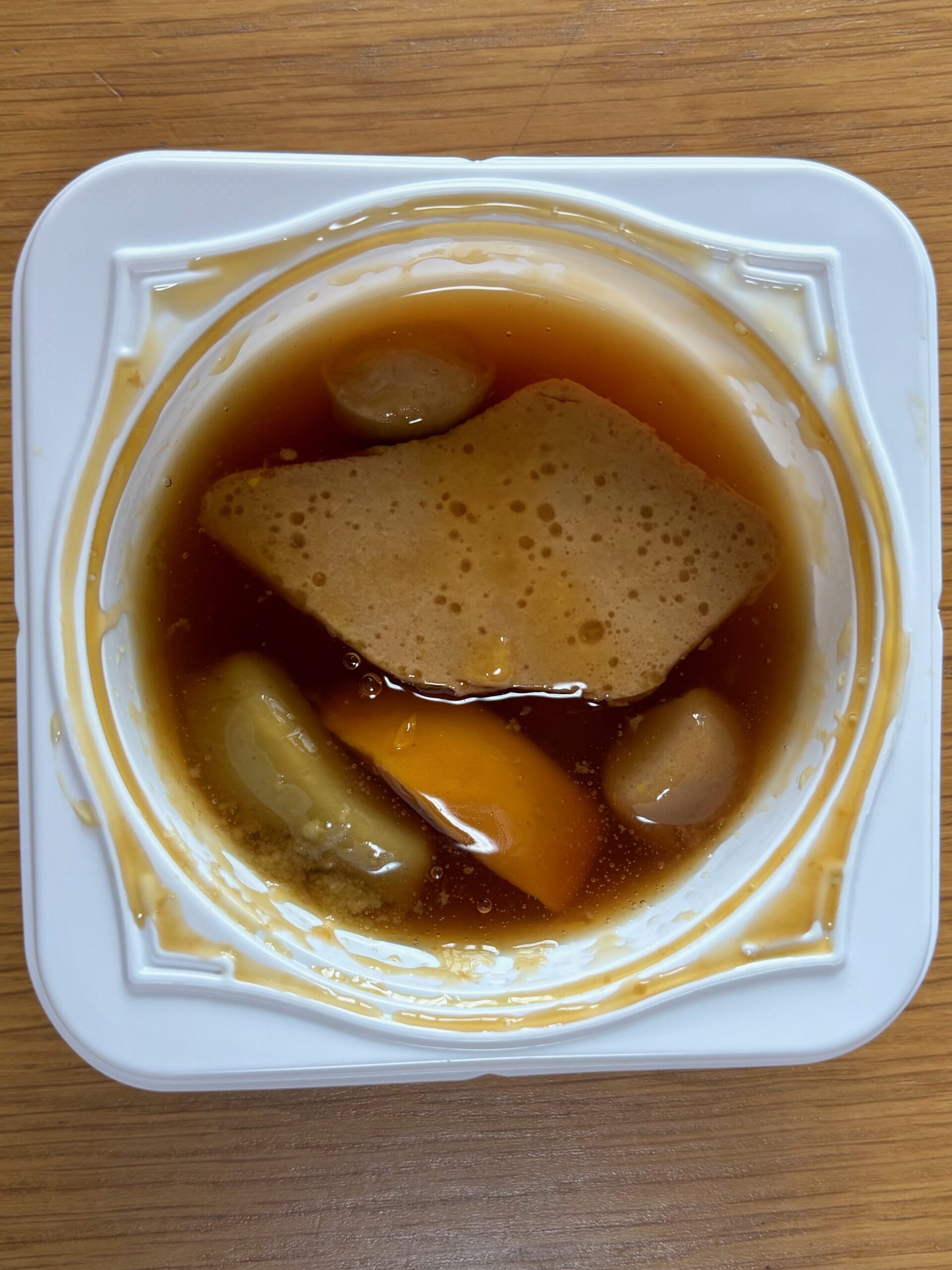 エバースマイル 白身魚の煮つけを開封した状態。白身魚・ごぼう・人参・ねぎのムースが入っている。