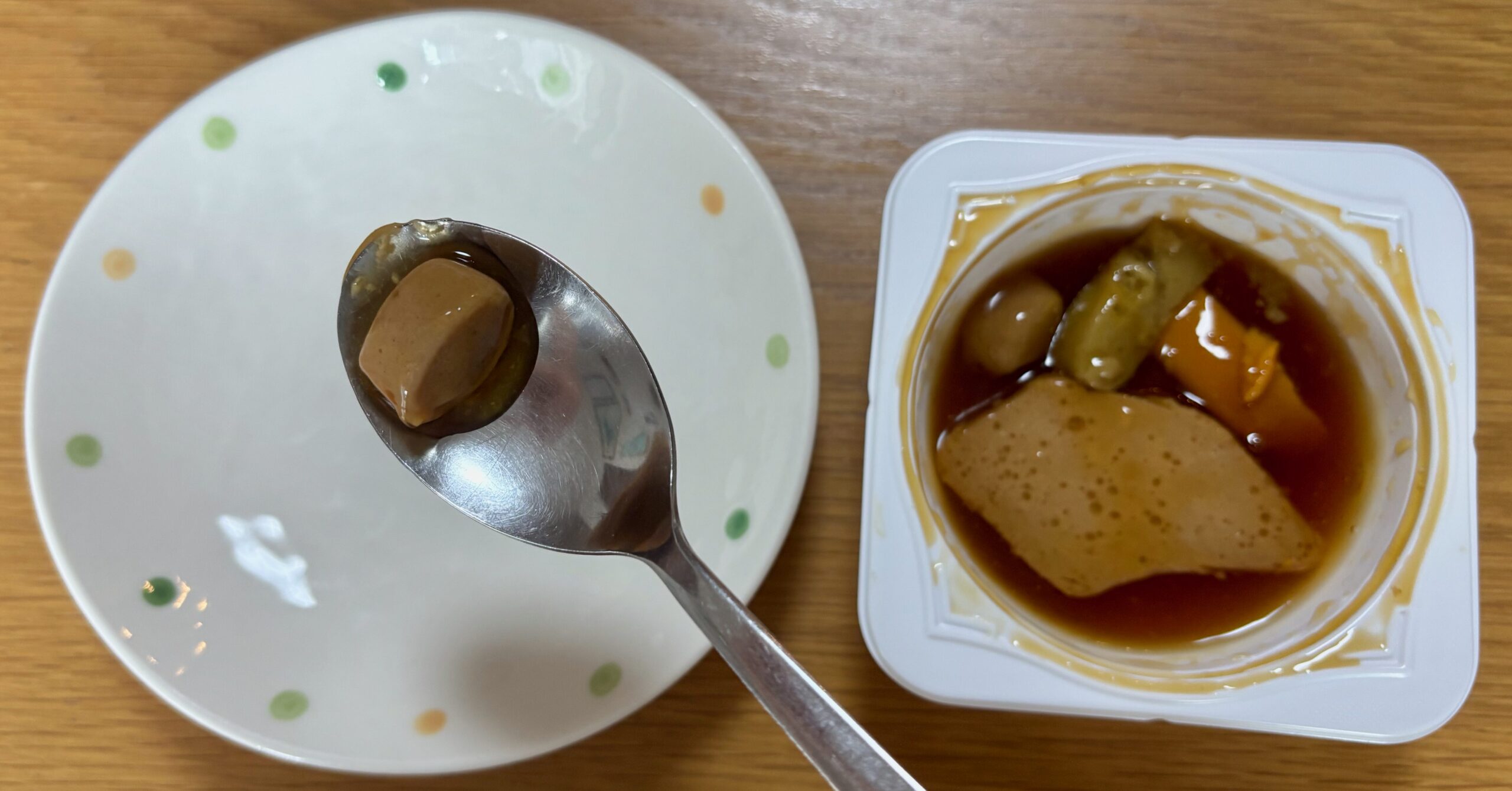 スプーン2本でエバースマイル 白身魚の煮つけをお皿に移している写真